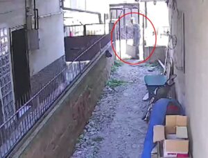 Hurdacı Apartman Kapısını Çaldı, Kamera Yakalattı