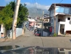 İskenderun’da Geri Manevra Kazası: Otomobil Evin Duvarına Çarptı