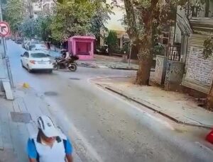 Kadıköy’de Motosiklet ile Otomobil Çarpıştı: 2 Yaralı