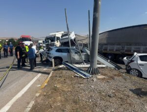 Kadınhanı’nda Freni Boşalan TIR 4 Araca Çarptı: 1 Ölü, 9 Yaralı