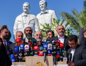 Kalibaf Bağdat’ta Süleymani Anıtını Ziyaret Etti