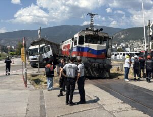 Karabük’te Lokomotif-Tır Çarpışması