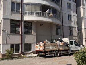 Kütahya’da Emekli Profesörün Evinde Çöp Temizliği Başlatıldı