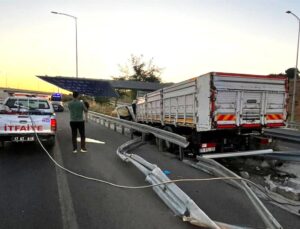 Lapseki’de kamyon bariyere çarptı: 2 ölü