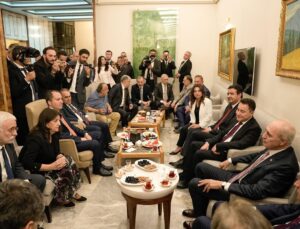 Meclis kulisinde dikkat çeken diyalog! Babacan’ın sözlerine Ala’dan “bambu ağacı” yanıtı