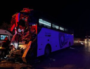 Nurdağı’nda Otobüs Tıra Çarptı: 2 Ölü, 17 Yaralı