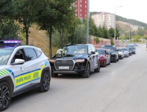 Şehit oğlunun düğününde valinin makam aracı