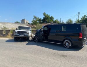 Serik’te VIP minibüs ile kamyonet çarpıştı: 1 yaralı