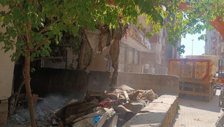 Siirt’te Bir Evden 2 Kamyon Çöp Çıktı