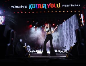 Simge Sağın, Malatya Kültür Yolu Festivali’nde Hayranlarıyla Buluştu
