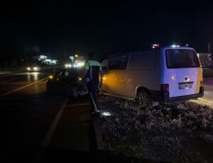 Sinanpaşa’da Kamyonet-Otomobil Çarpıştı: 11 Yaralı