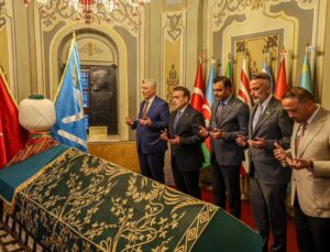 Ticaret Bakanı Bolat, Ertuğrul Gazi Türbesi’ni ziyaret etti