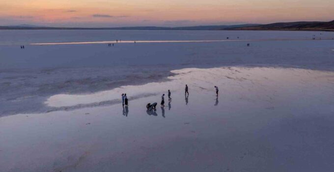 Tuz Gölü’nde gün batımı renk şöleni