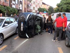 Ümraniye’de Kontrolden Çıkan Otomobil Park Halindeki 3 Araca Çarpıp Devrildi