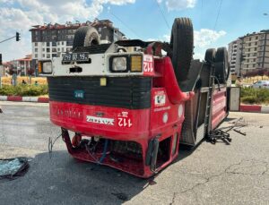 Uşak’ta itfaiye aracı kamyonla çarpıştı: 2 yaralı