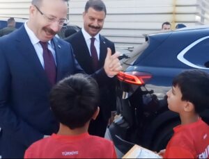 Vali Yamlı’dan Çocuklara Esprili Cevap: ‘Parmağını Şaklat Gelir’