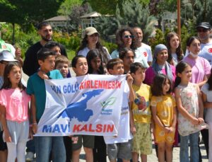 Van Gölü Kıyısında Çocuklarla Çevre Temizliği