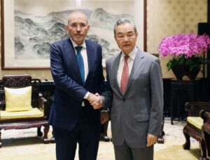 Wang Yi ile Ürdünlü mevkidaşı Safedi Pekin’de bir araya geldi