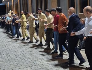 Yangından düğüne: Orman ekipleri alevleri söndürdü, halay çekti