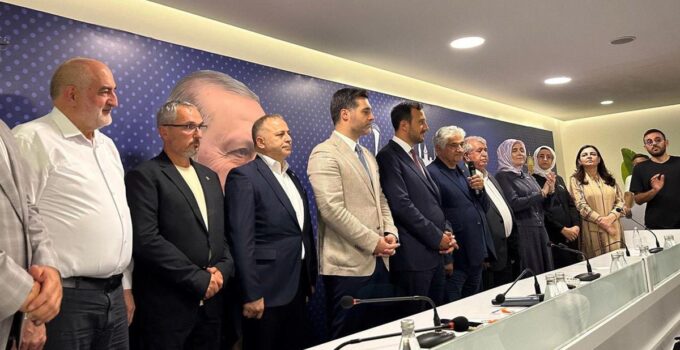 4 meclis üyesi CHP’den istifa etti! Üsküdar Belediyesi AK Parti’ye geçiyor