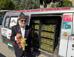76 yaşındaki Elmacı Dede, Aydın Söke’deki 51. Komando Tugayı’na üzüm teslim etti