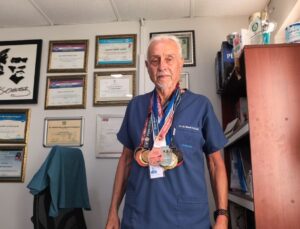 80 yaşındaki doktor atlet Murat Kaçar, 98. madalyasını kazandı
