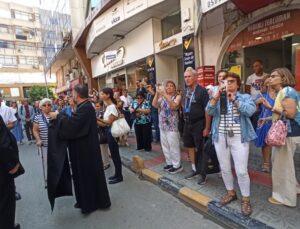 ABD ve Kanadalı hac yolcuları depremde hasar gören kilisede dua etti