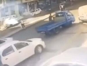 Açtığı kamyonetin kapısı bisikletliye çarptı