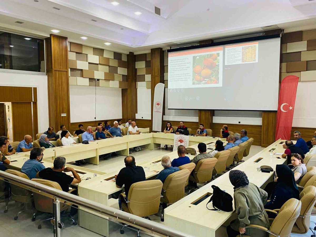 Adana Kozan’da cennet hurması sektörüne hijyen ve gıda güvenilirliği eğitimi verildi