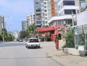 Adana’da el freni çekilmeyen otomobil kaldırımdaki yayayı ezmeden başka araca çarptı