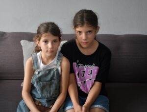 Adana’da iki kardeş yeni işitme cihazlarına kaymakamlık desteğiyle kavuştu