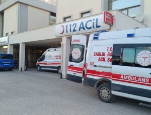 Adıyaman Besni’de hafriyat kamyonu ile otomobil çarpıştı, 4 kişi yaralandı