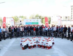 Adıyaman’da çiftçilere 229 çapa makinesi, 142 budama makası ve 142 sırt pompası dağıtıldı