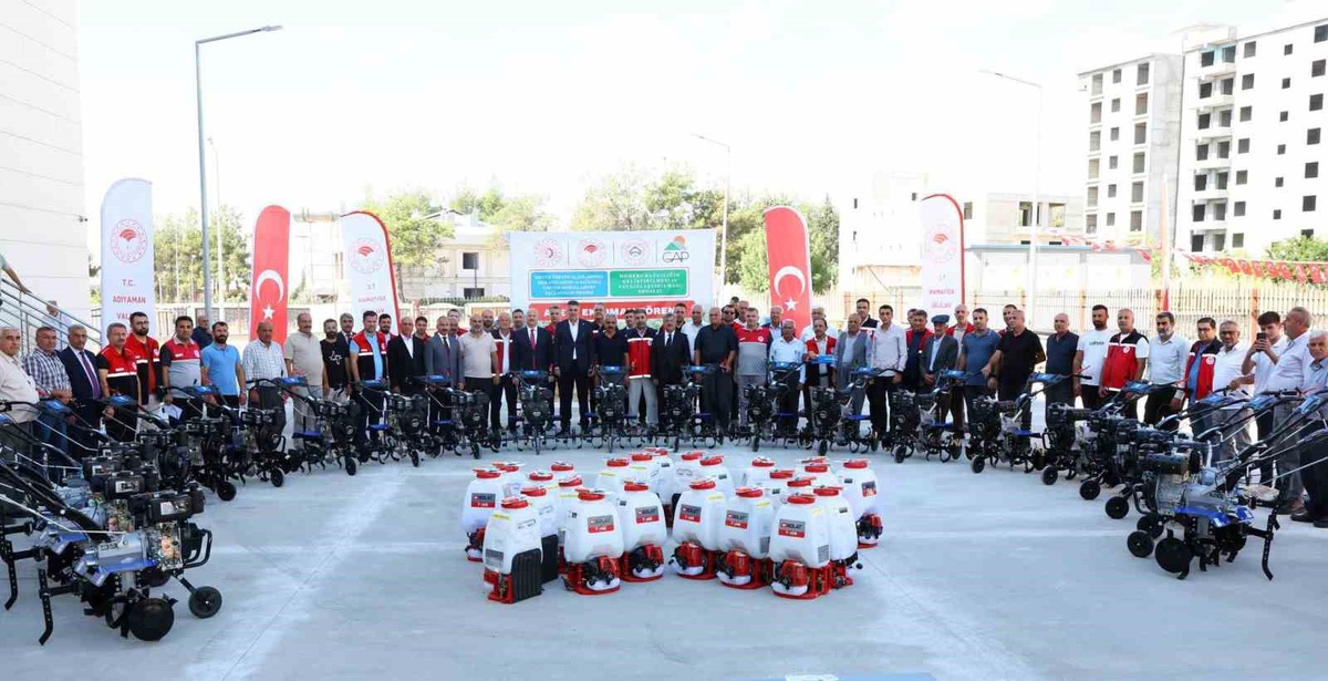 Adıyaman’da çiftçilere 229 çapa makinesi, 142 budama makası ve 142 sırt pompası dağıtıldı
