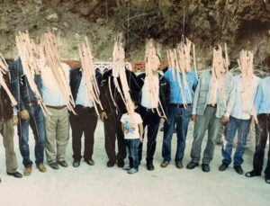 Afyonkarahisar Bolvadin’deki mesire alanında hatıra fotoğrafındaki yüzler kazındı