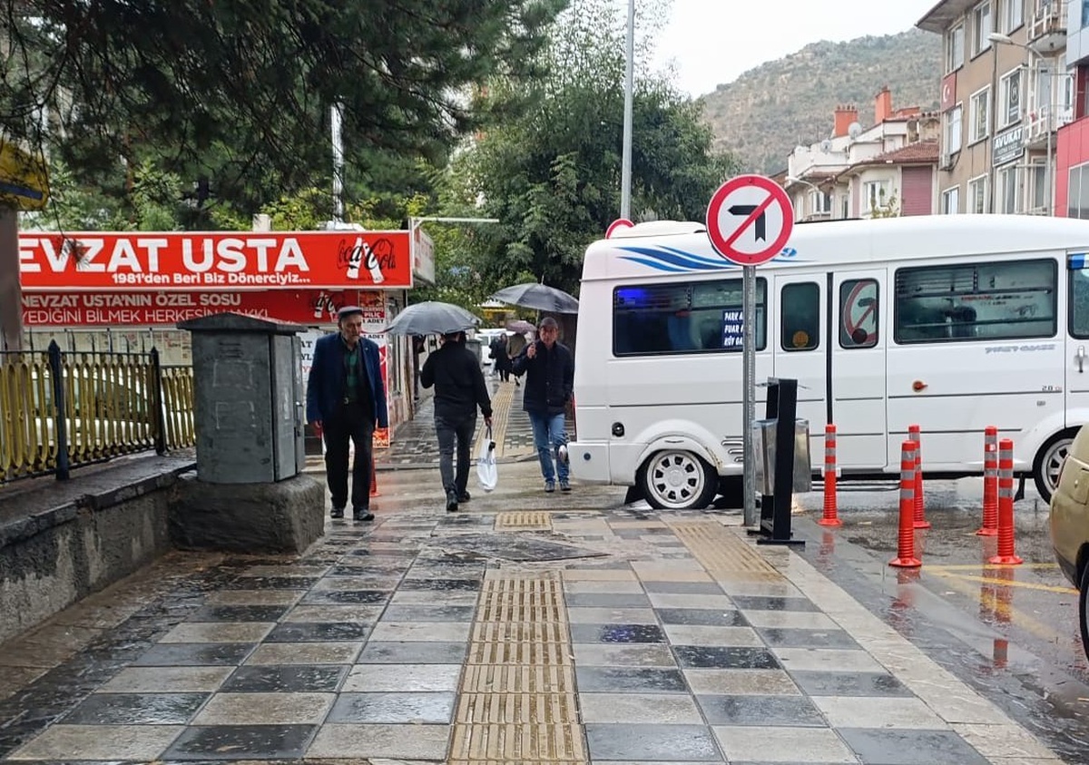 Afyonkarahisar’da yağmur etkisini sürdürürken sıcaklık 10 dereceye kadar düştü