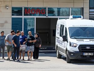 Ağaca çarpan otomobildeki sağlık çalışanı öldü, kardeşi ağır yaralandı