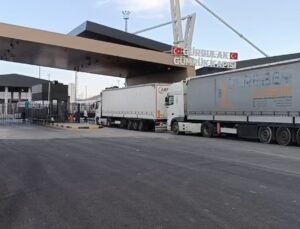 Ağrı Doğubayazıt’ta Gürbulak Gümrük Kapısı’nda tır yoğunluğu araç kuyruğu oluşturdu