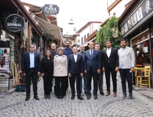 AK Parti Ankara Milletvekili Fuat Oktay, Ulus’ta Cuma namazı kılıp esnafla buluştu