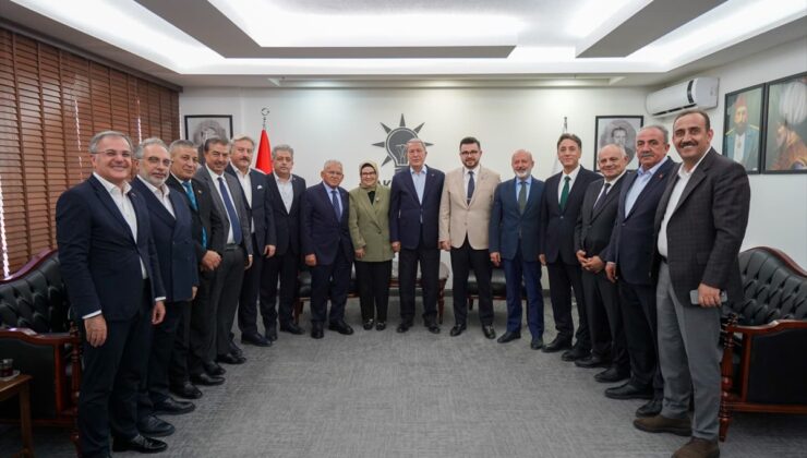 AK Parti Kayseri’de milletvekilleri ve belediye başkanları istişarede buluştu