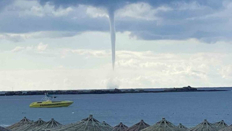 Alanya İncekum’da deniz üzerinde oluşan dev hortum kıyıdan görüntülendi