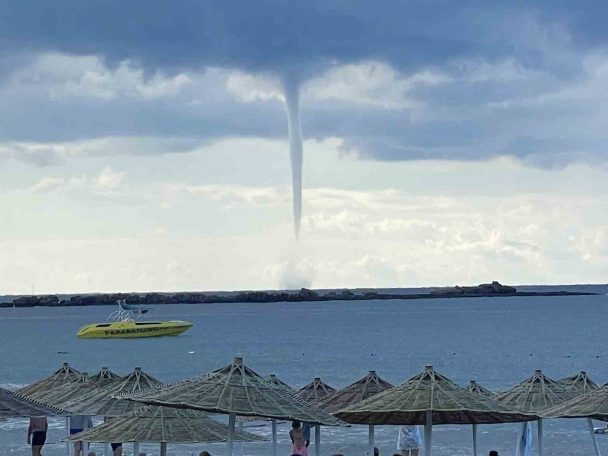 Alanya İncekum’da deniz üzerinde oluşan dev hortum kıyıdan görüntülendi