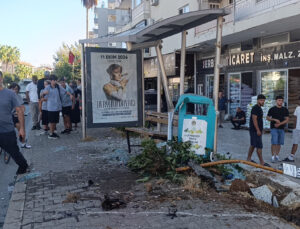 Alanya’da araç önce yayaya ardından duraktaki çifte çarptı
