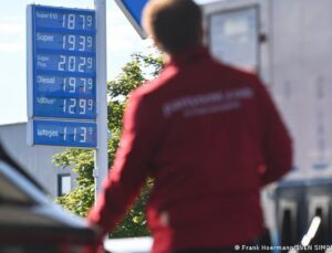Almanya’da yakıt fiyatları enflasyonu yüzde 3,3 ile üç yılın zirvesine taşıdı
