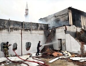 Ankara Altındağ’da yıkılan dükkanda çıkan yangın yan taraftaki metruk dükkana sıçradı