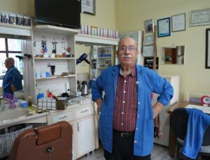 Ankara Çubuk’ta berber Necip Şen, emekli olmasına rağmen mesleğini sürdürüyor