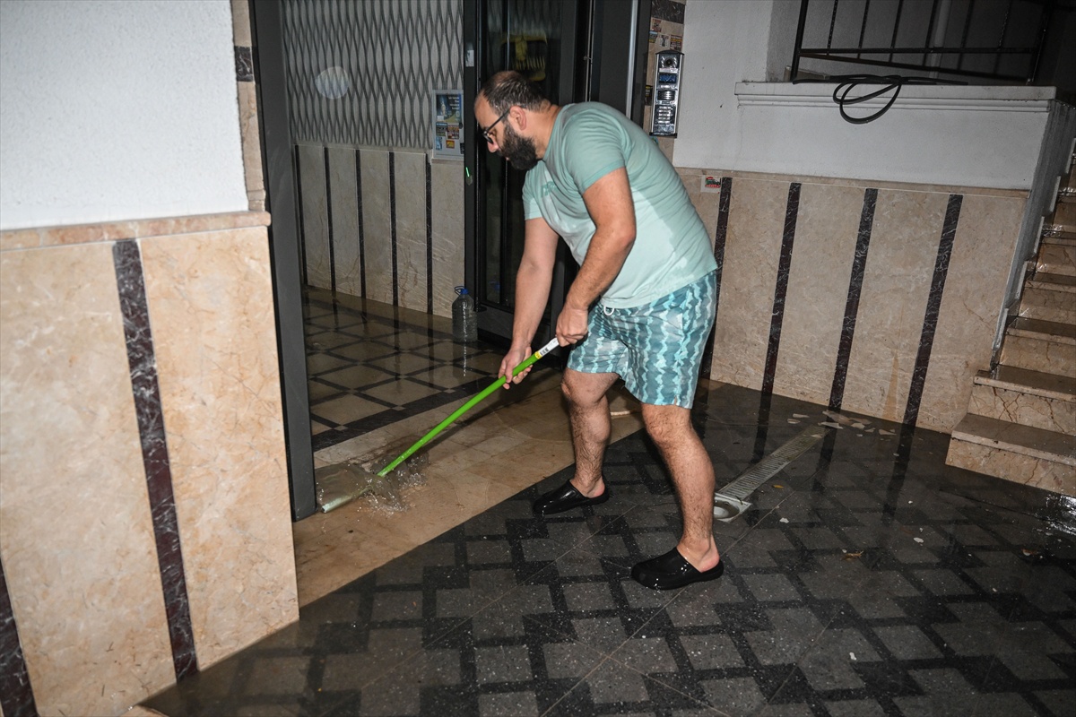 Ankara Keçiören’de sağanak sonrası binaların giriş ve bodrum katlarını su bastı