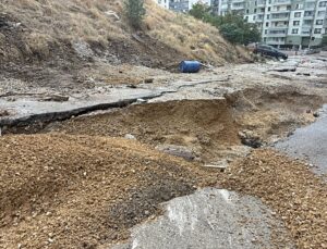 Ankara Keçiören’de sel nedeniyle oluşan çukura düşen 20 otomobil kurtarıldı