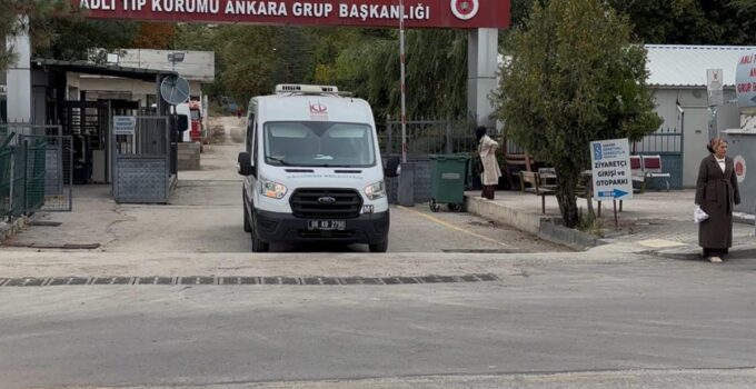 Ankara’da motosiklet 2 otomobille çarpıştı: 1 ölü, 1’i çocuk 2 yaralı