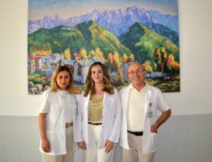 Anne ve babasının görev yaptığı hastaneye doktor oldu
